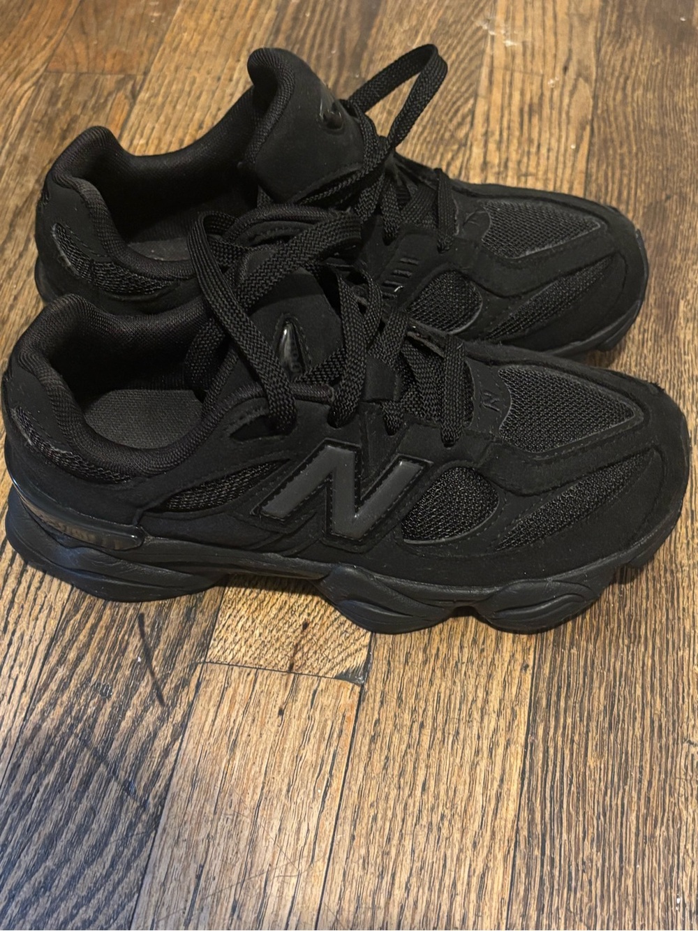 New Balance Men's Black Athletic Sneakers - Chunky Runner Style